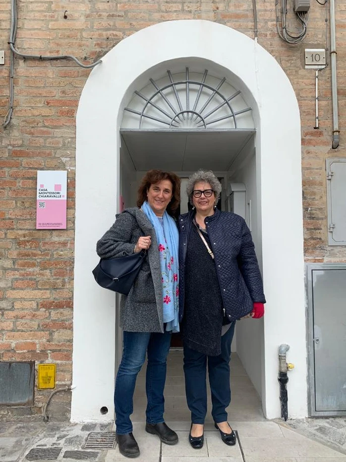 Due socie di Perle Montessori davanti all'ingresso di Casa Montessori a Chiaravalle